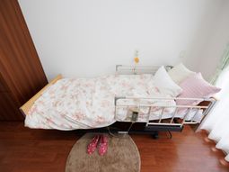 清潔な居室のベッド