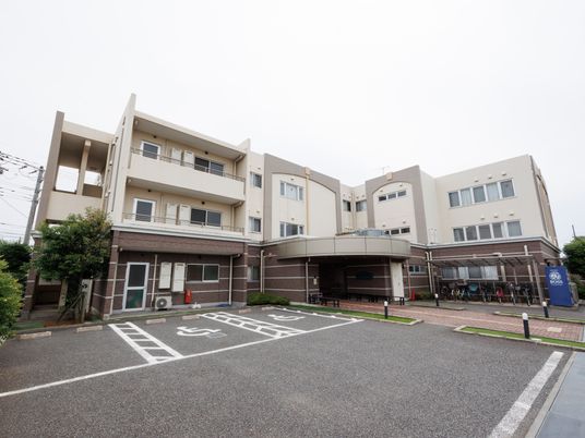 明るい施設の外観