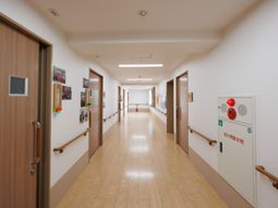 明るい照明の施設廊下