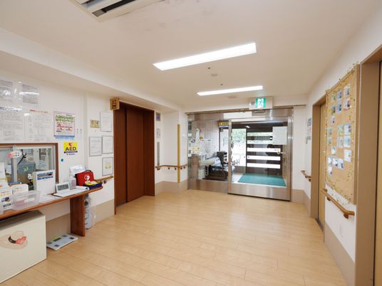 広々とした施設の廊下