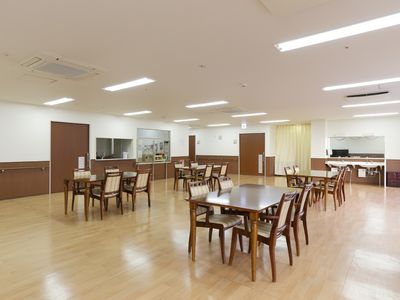 広々とした明るい食堂