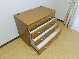 茶色いチェストと床