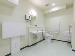 手すり付き清潔なトイレ空間