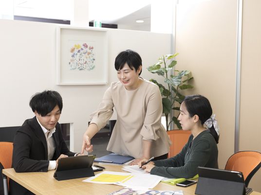 明るい会議室の打合せ風景