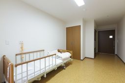 明るい居室の様子