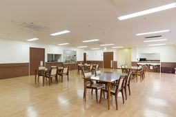 広々と明るい食堂