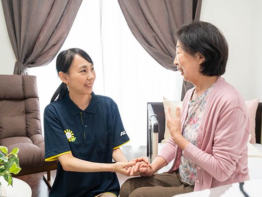 笑顔で手を握る二人