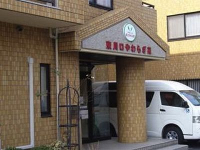 エントランス前の建物外観