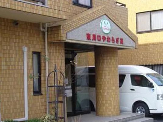 施設入口と送迎車がある外観