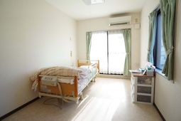 明るい個室の居室