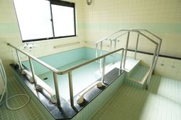 手すり付き浴室の様子