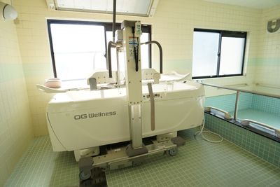 特殊浴槽のある浴室