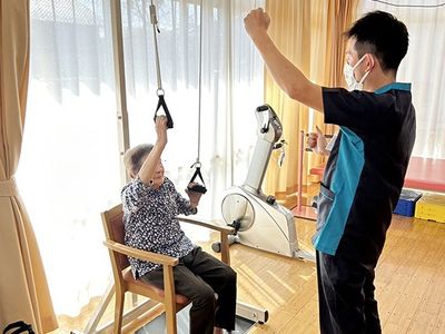 機能訓練室でのスタッフ指導