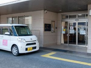 施設の玄関前  