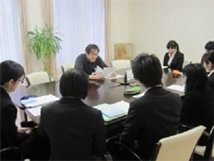 打ち合わせ中の会議室  