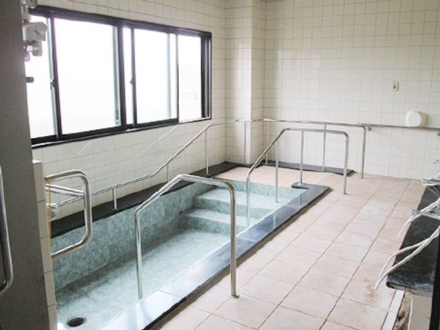 窓がある浴室 浴室 明るい窓から自然光が差し込む入浴エリアです。手すりがあり、安全に配慮した設計になっています。