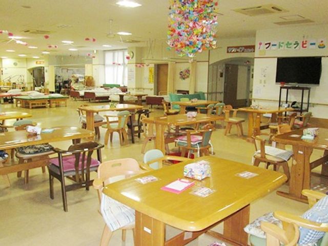 温かなダイニングルーム ダイニングルーム 広々とした明るいダイニングです。自然光が差し込み、温かみのある食事の時間を過ごせます。
