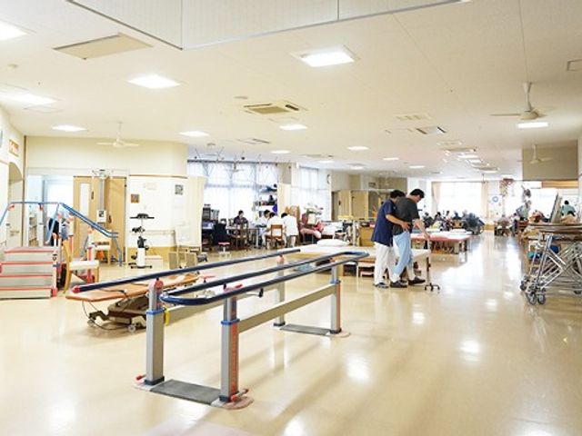 機能訓練室 機能訓練室 広々とした明るい空間で、利用者が安心してリハビリを受けられます。自然光が差し込み、快適です。