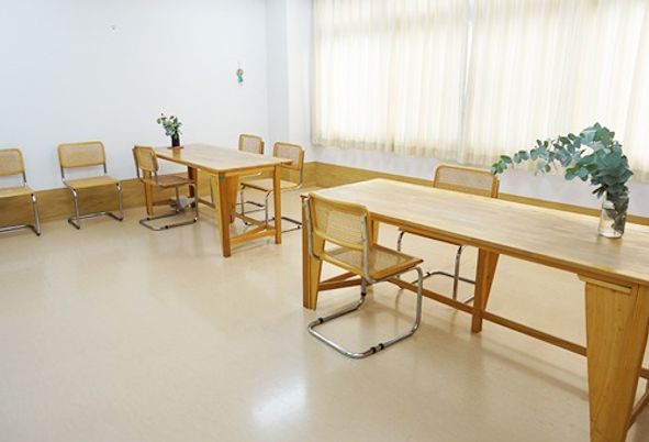 広々としたテーブルのある部屋