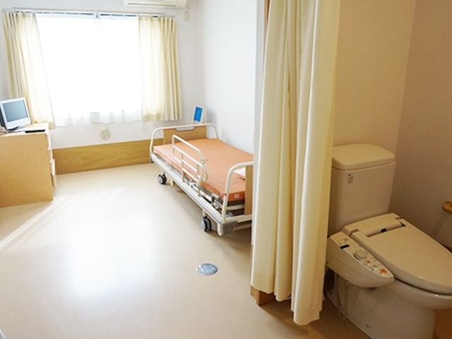 居心地の良い居室 居室 明るい自然光が差し込む居室です。プライバシーを守るためのカーテンも備わっています。