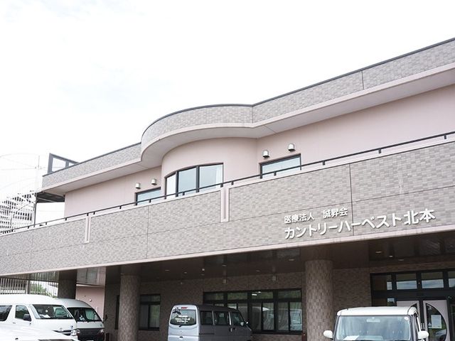施設外観 外観   落ち着いた色合いの建物外観で、送迎車も停めやすそうな出入口まわりです。利用者さまの来所時の動線をイメージしやすいです。
