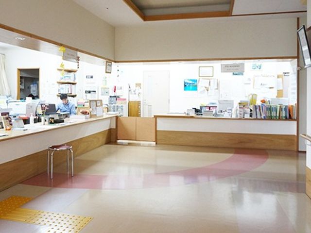 フロントの様子 フロント 広々とした受付スペースで、多様な情報が掲示されており、来客の対応がしやすい配置です。