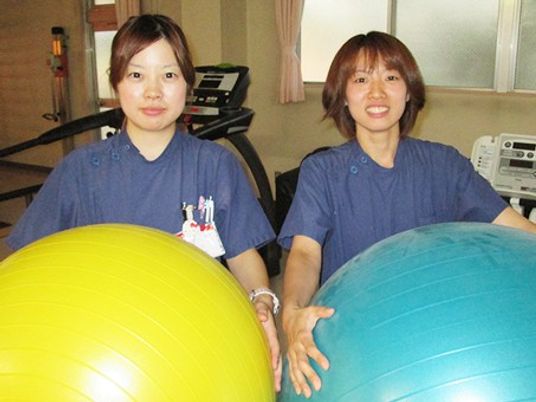 スタッフ2名が並ぶ機能訓練室  