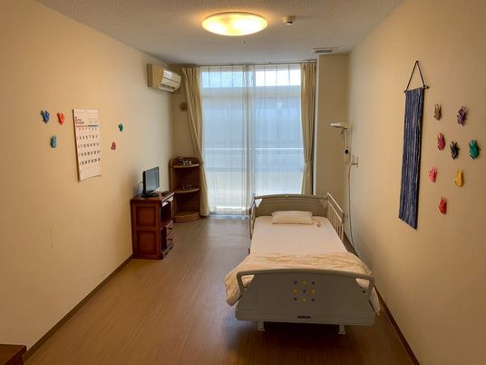 明るい個室の居室