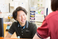 笑顔のスタッフが会話するフロント  