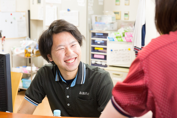 笑顔のスタッフが会話するフロント  