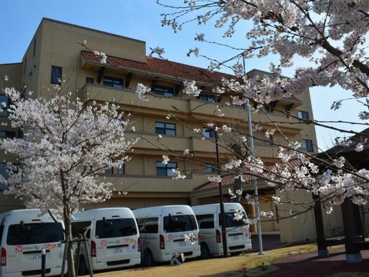 桜に囲まれた施設外観  