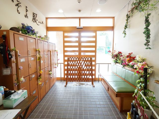 エントランスの静かな風景 玄関 隅々まで手入れされた明るい入口です。ここでは季節の花々に囲まれながら、穏やかなひとときを過ごせます。