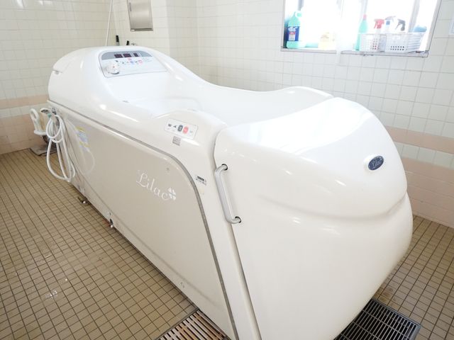 機械付き浴槽の浴室 浴室 利用者の安心を配慮した最新の機械付き浴槽です。衛生管理も行き届いており、快適なバスタイムをサポートしています。