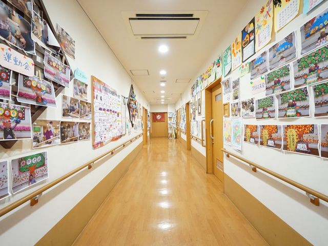 廊下に飾られた掲示物 廊下 廊下の壁にはイベントの様子を伝える掲示物がいっぱいです。活動的な日々を支える心温まる場所となっています。