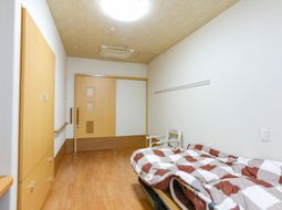 明るい居室の一角