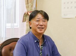 明るい室内の笑顔の男性