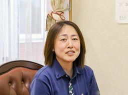 笑顔のスタッフポートレート