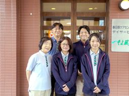 笑顔のスタッフ集合