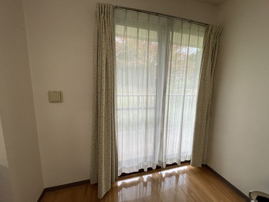 明るい光の差し込む居室