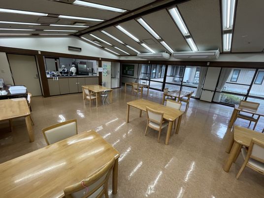 自然光が入る食堂