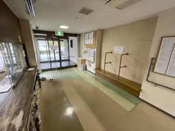 靴の収納とスロープの廊下