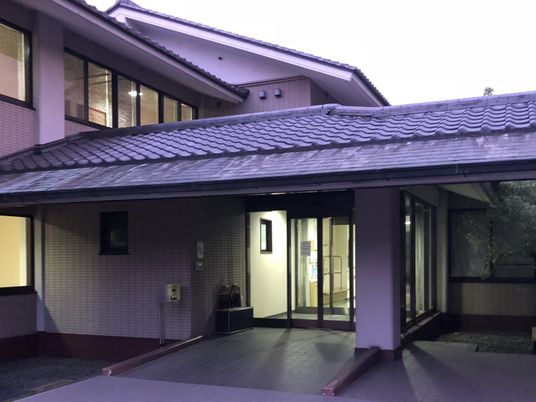 夜の玄関まわり  