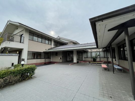 広々とした建物の外観