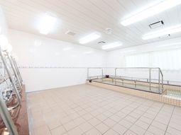 明るい浴室設備