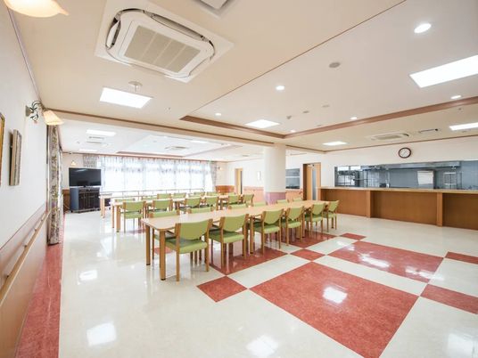 明るい食堂の全景