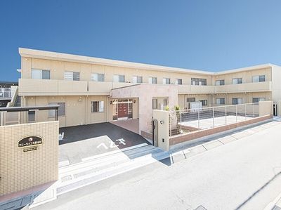 明るい日差しの外観