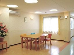 明るい食堂のテーブルセット