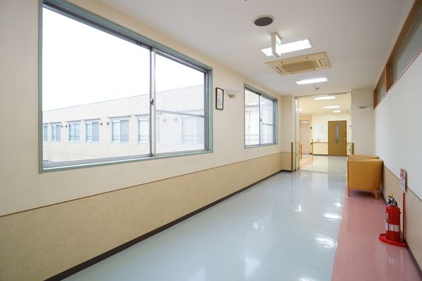 明るい廊下の風景