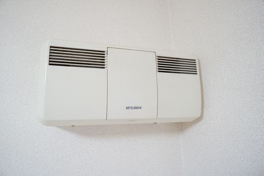 壁に取り付けられたエアコン