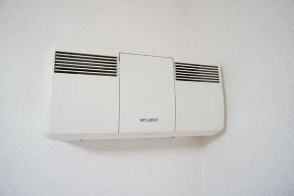 壁に取り付けられたエアコン